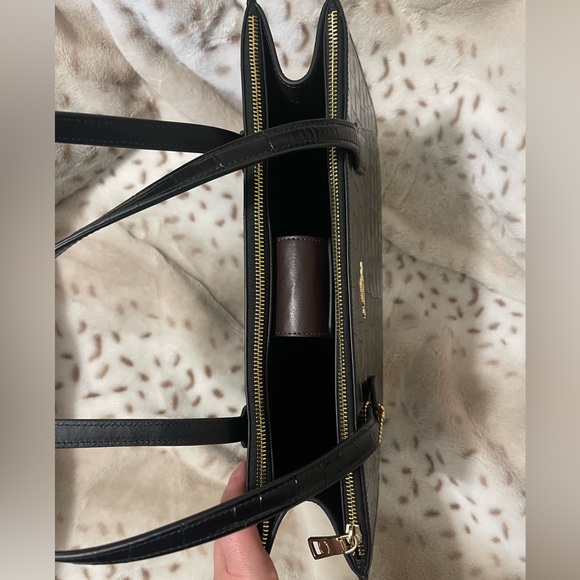 ✨Coach✨ Nina Tote bag in EUC - Picture 5 of 8